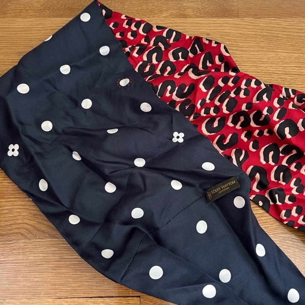 LOUIS VUITTON
Silk Leopard Snood Scarf Red Rouge Blue Infini - Picture 2 of 5
